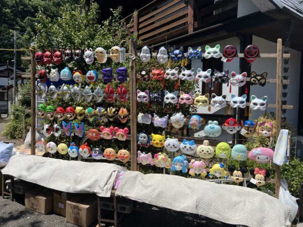 宮ヶ瀬湖畔園地のお面売り場