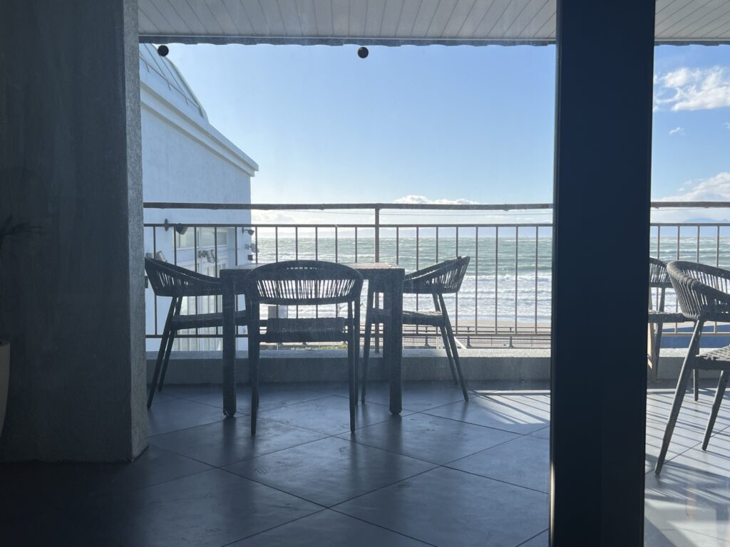 店内から見える海の眺め