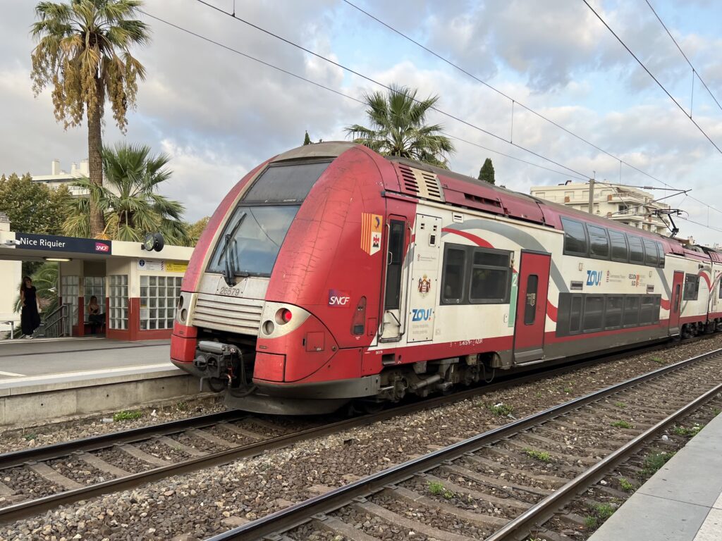 ニースとマントン間の移動で乗るZOU!の電車