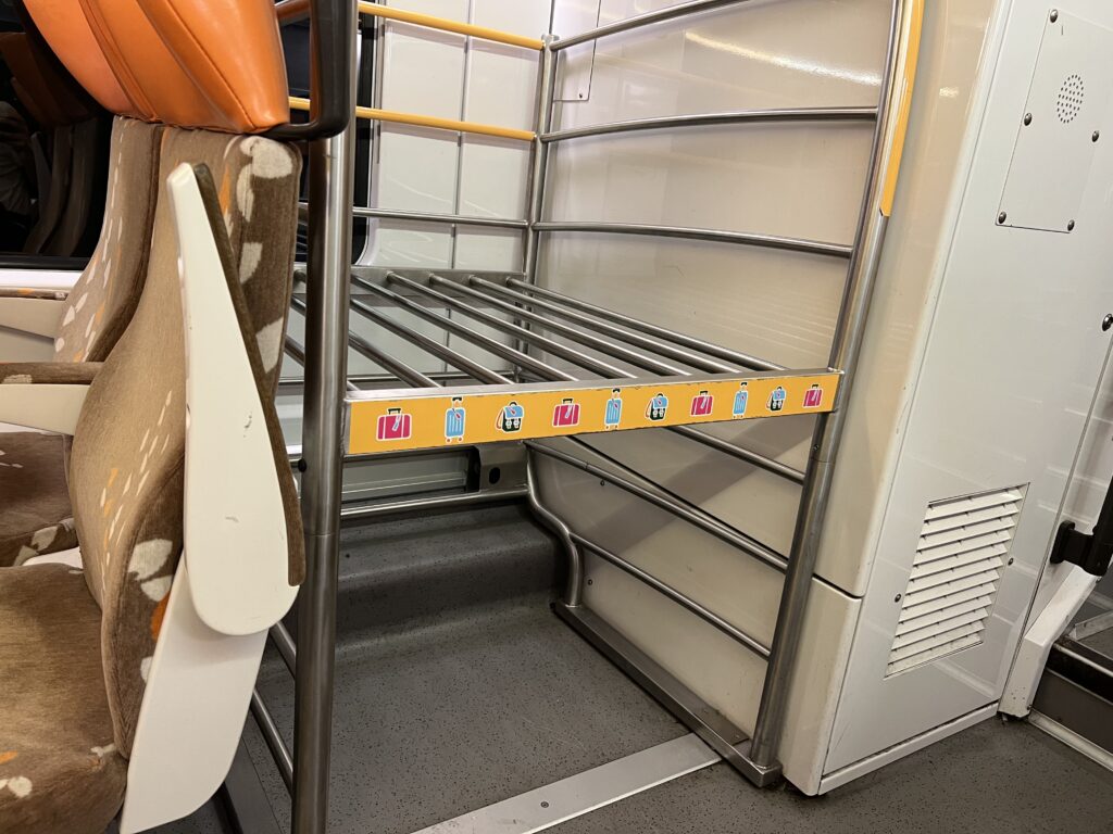 ニースとマントン間の移動で乗る電車の内観